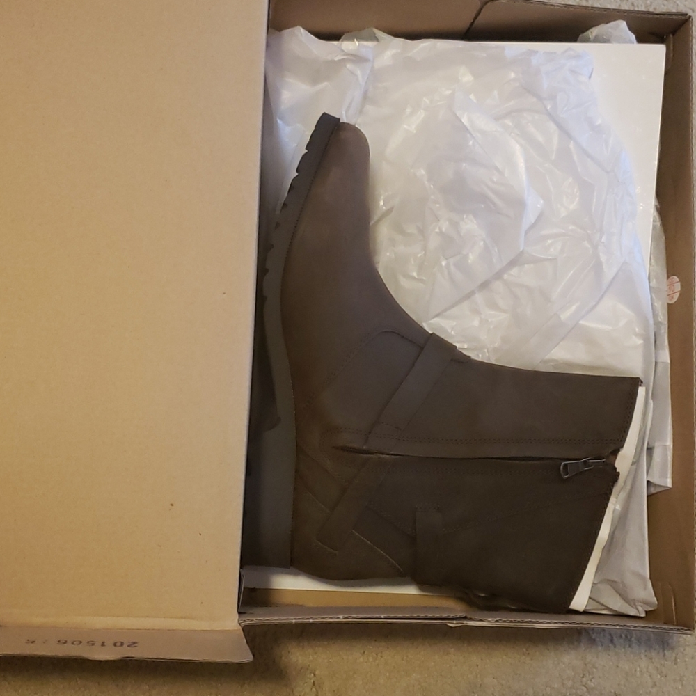 Woman's Teva W De La Vina Low Leather Boots size 9